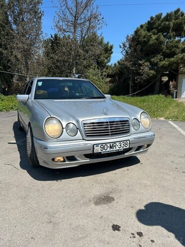 Mercedes E 240-1