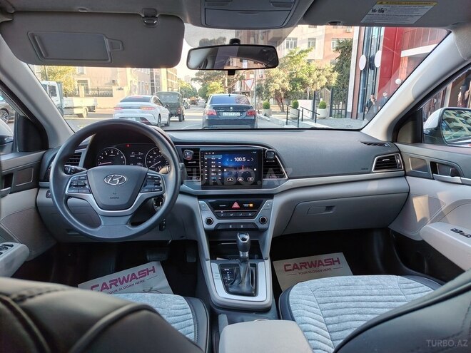 Hyundai Elantra-11