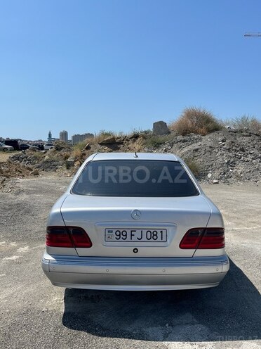 Mercedes E 240-11