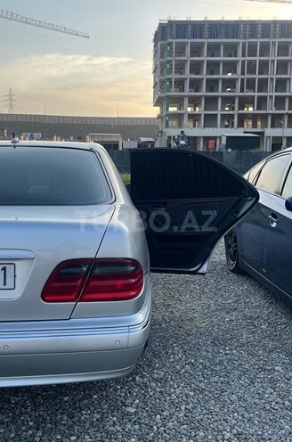 Mercedes E 240-13