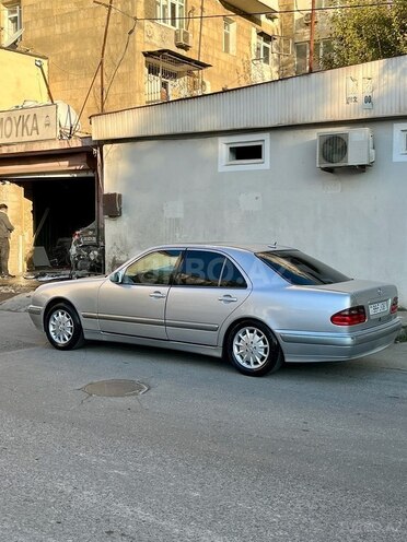 Mercedes E 240-8