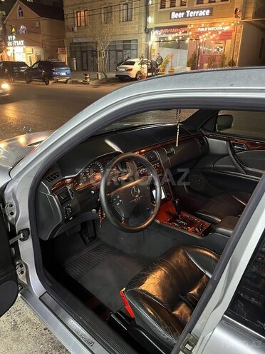 Mercedes E 240-19