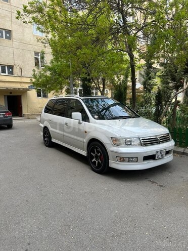 Mitsubishi Chariot-1