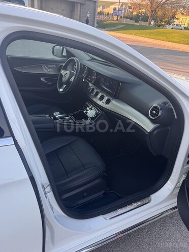 Mercedes E 200-11