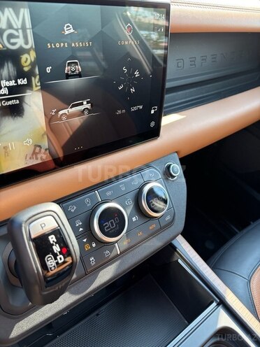 Land Rover Defender-11