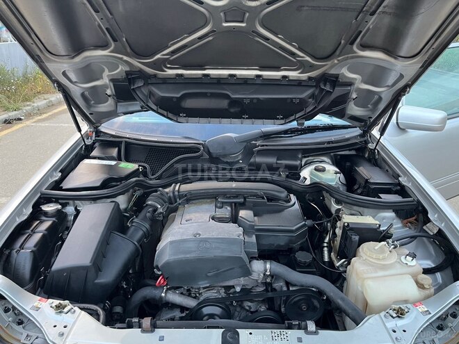 Mercedes E 230-11