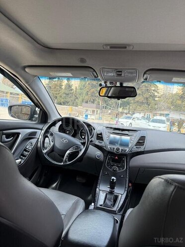 Hyundai Elantra-11