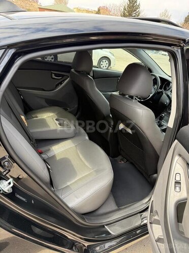 Hyundai Elantra-16