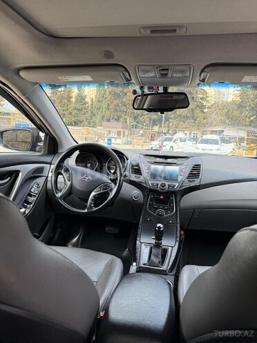 Hyundai Elantra-13