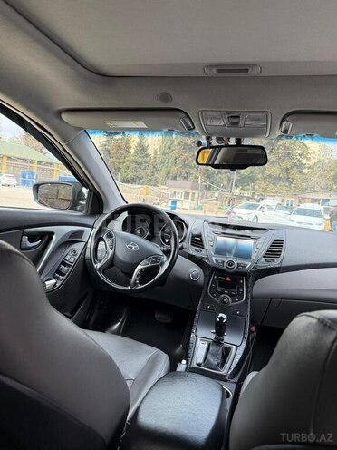 Hyundai Elantra-12