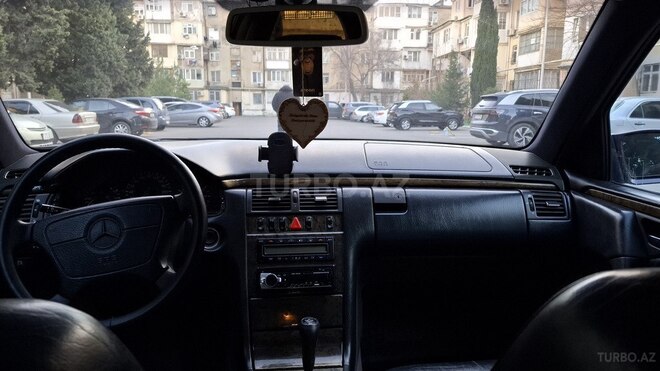 Mercedes E 240-6