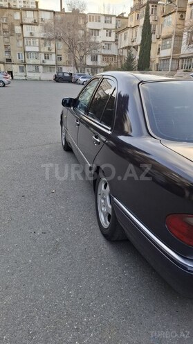 Mercedes E 240-4