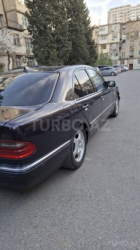 Mercedes E 240-3