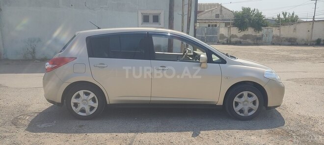 Nissan Tiida-10