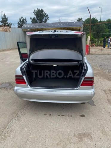 Mercedes E 240-4