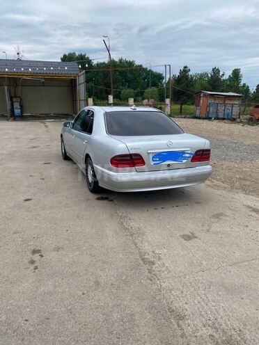 Mercedes E 240-5