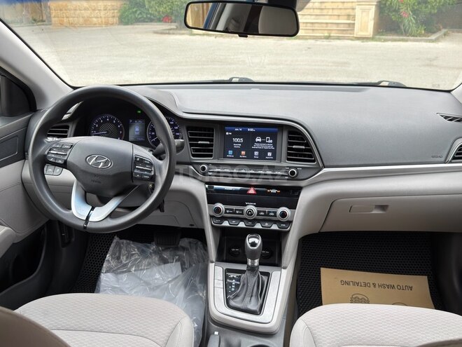 Hyundai Elantra-11