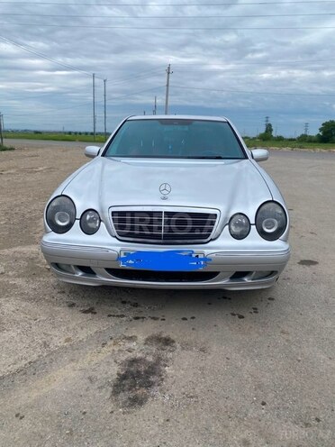 Mercedes E 240-1