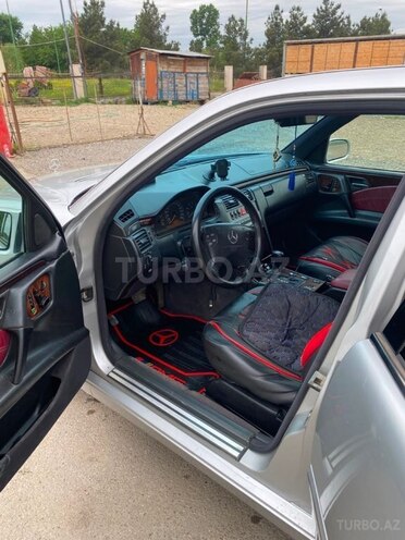 Mercedes E 240-11