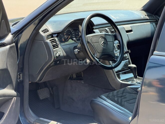 Mercedes E 280-11