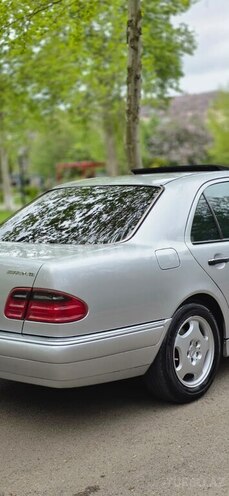 Mercedes E 240-4