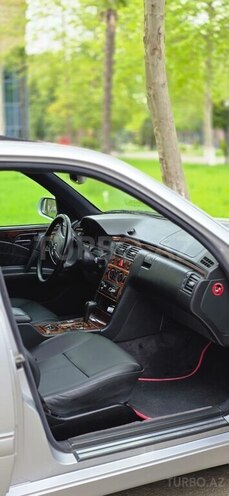 Mercedes E 240-10