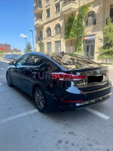Hyundai Elantra-12