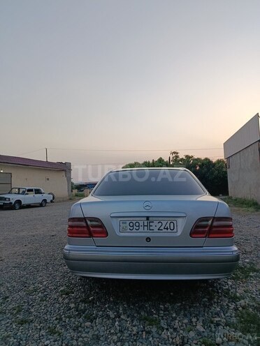 Mercedes E 240-21