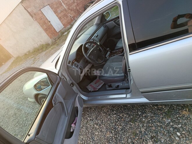 Mercedes E 240-11