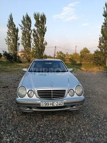Mercedes E 240-1