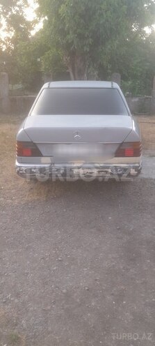 Mercedes 200 D-2