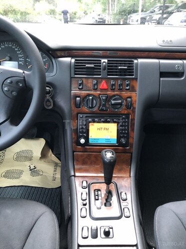 Mercedes E 270-9