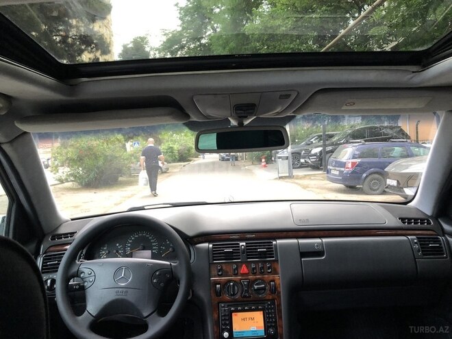 Mercedes E 270-8