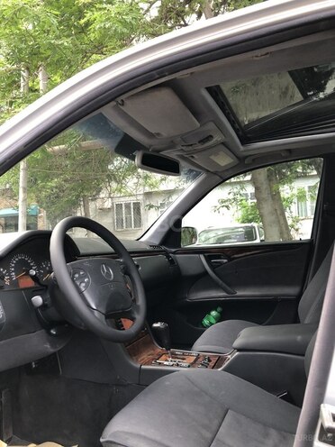 Mercedes E 270-7
