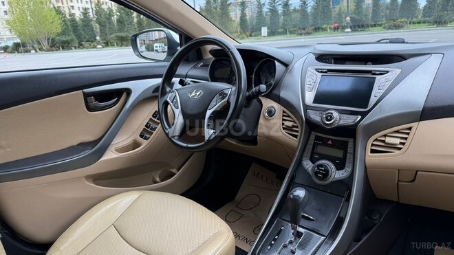Hyundai Elantra-13