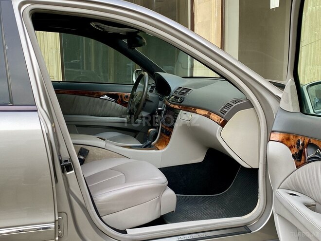 Mercedes E 320-17