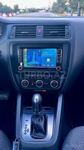 Volkswagen Jetta-13