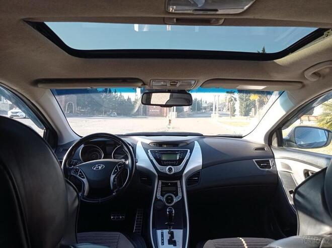 Hyundai Elantra-3