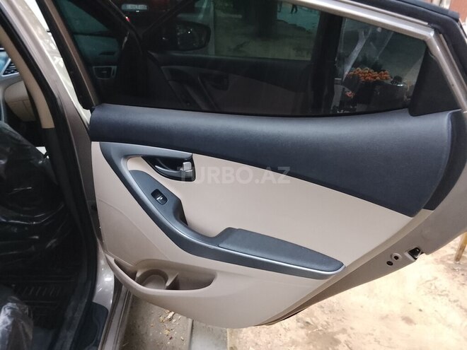 Hyundai Elantra-10