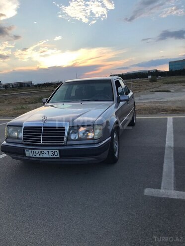 Mercedes 220 E-2