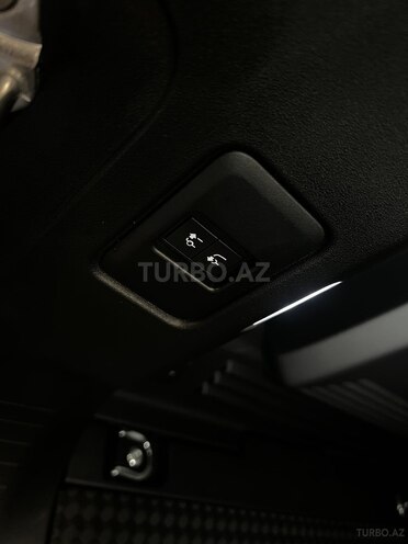 Land Rover Defender-22