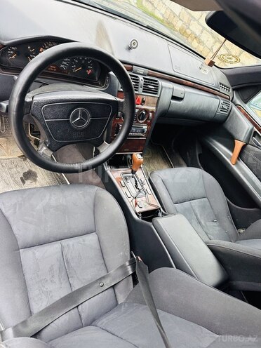 Mercedes E 280-10
