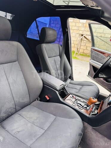 Mercedes E 280-11