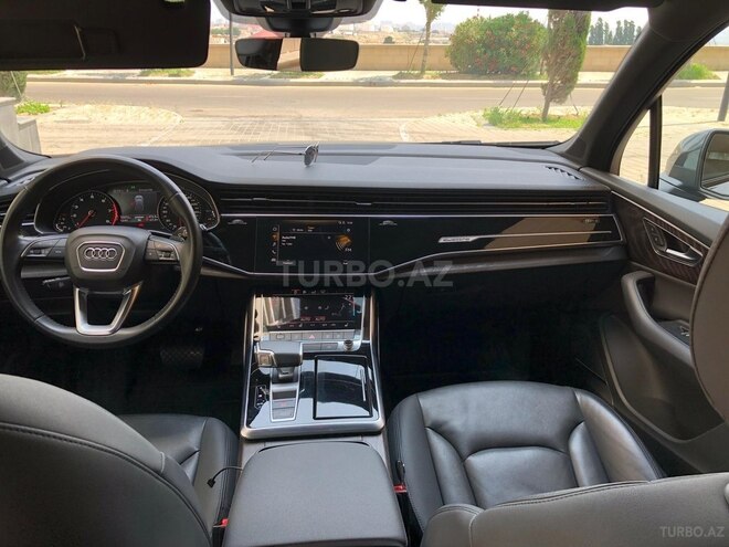 Audi Q7-5