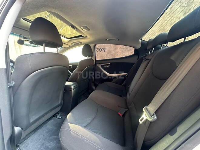 Hyundai Elantra-11
