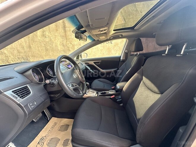 Hyundai Elantra-12