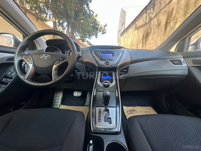 Hyundai Elantra-8