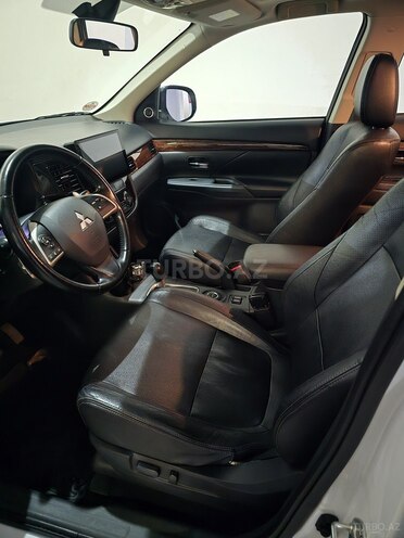 Mitsubishi Outlander-7