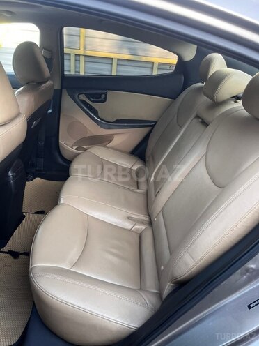 Hyundai Elantra-8