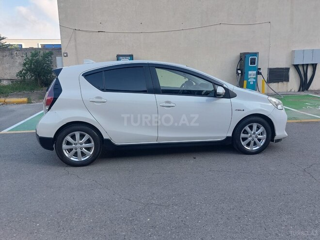 Toyota Prius C-8